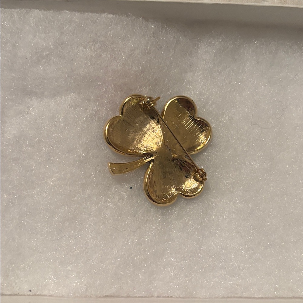 Elegant Green Clover Brooch - Picture 2 of 2